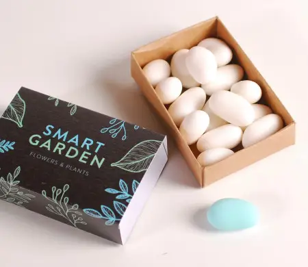 Caja negra con estampado de...