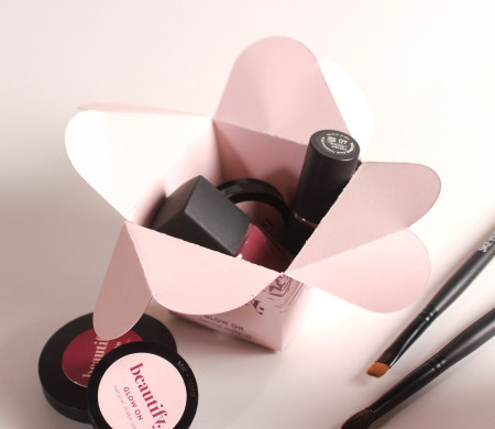 Boîte rose avec fermeture en forme de fleur Boîte rose avec fermeture en forme de fleur