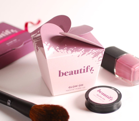 Boîte rose avec fermeture en forme de fleur Boîte rose avec fermeture en forme de fleur