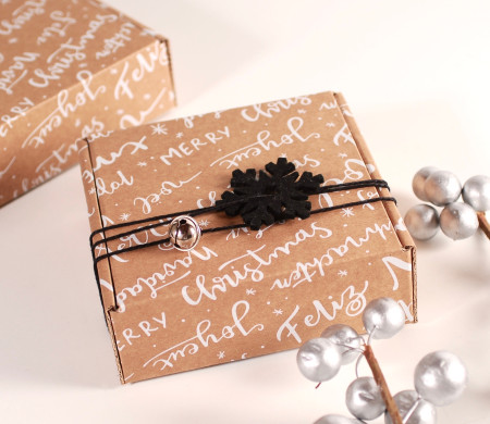 Caja cuadrada con estampado navideño Caja cuadrada con estampado navideño