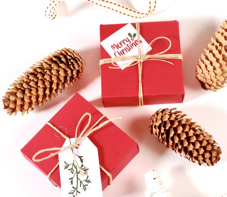 Caja pequeña cuadrada de regalo para Navidad Caja pequeña cuadrada de regalo para Navidad