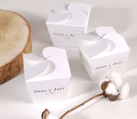Boîte avec fermeture à fleurs pour les cadeaux de mariage Boîte avec fermeture à fleurs pour les cadeaux de mariage