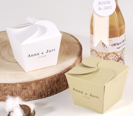Boîte avec fermeture à fleurs pour les cadeaux de mariage Boîte avec fermeture à fleurs pour les cadeaux de mariage