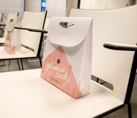 Geschenktasche mit Griff Event Woman Rocks | SelfPackaging