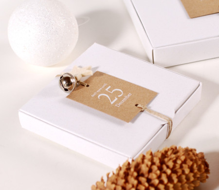 Caja plana de cartón con decoración navideña Caja plana de cartón con decoración navideña