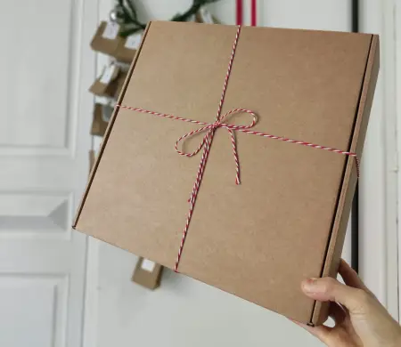 Caja de envío de cartón con decoración navideña