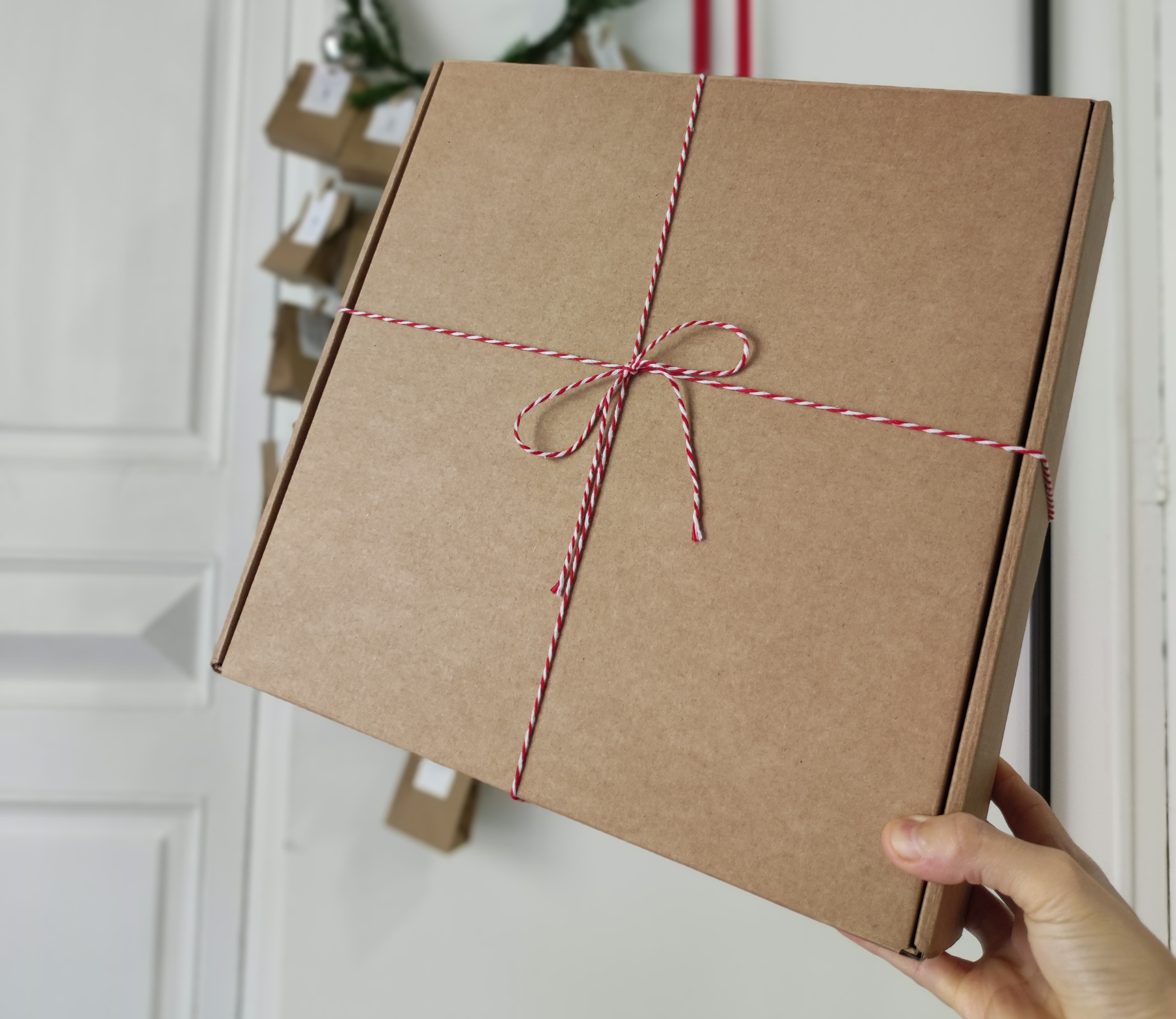 Caja de envío de cartón con decoración navideña