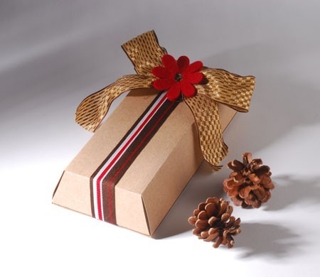 Caja regalo con flor y lazo navideño