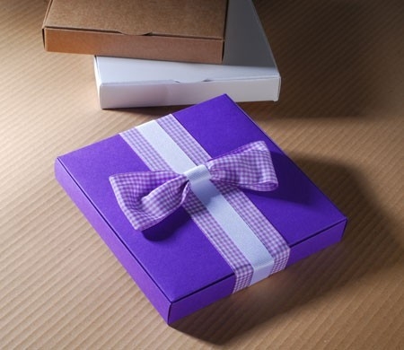 Violette Schachtel mit großer Vichy-Schleife