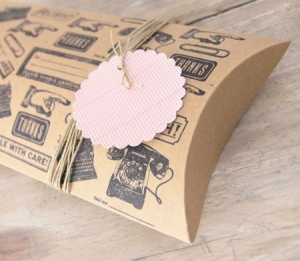 Little box in kraft colour with vintage print