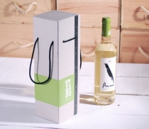Bottle box with lid and rope