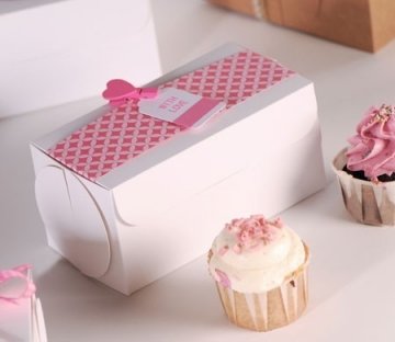 Kleine geschlossene Box für zwei Cupcakes