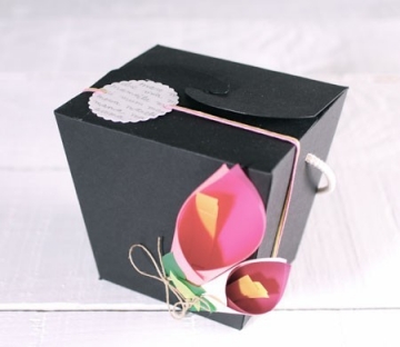 Caja decorada con flores de papel