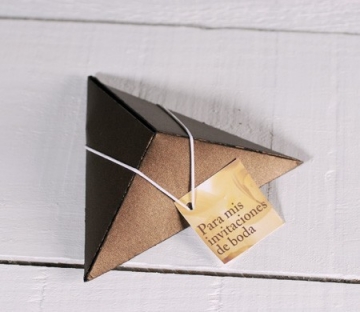 Pyramidenförmige Schachtel für Hochzeitseinladungen