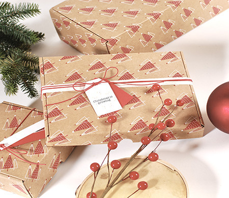 Caja de envío plana en cartón con estampado navideño Caja de envío plana en cartón con estampado navideño