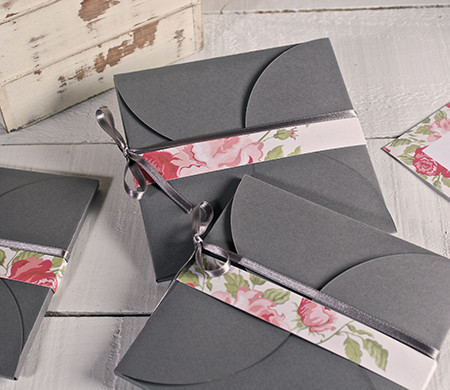 Card envelope with flower-shaped closure