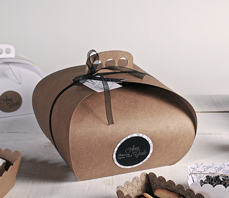 Cake box with handle