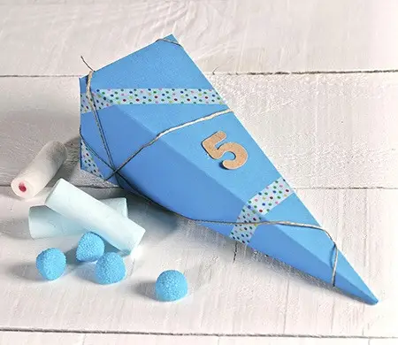 Triangular boxes for sweets
