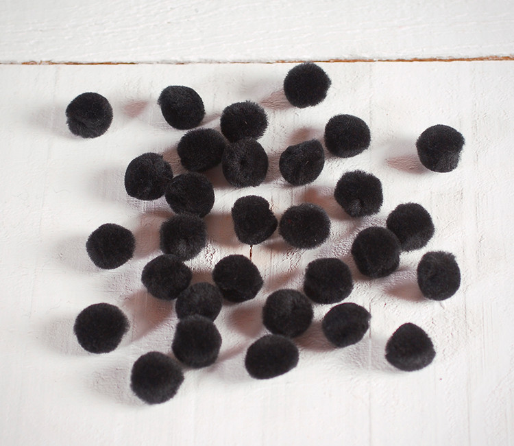 Pompones Blancos o Negros Pompones Blancos o Negros