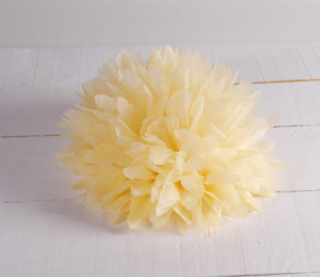 Crape pompom in ivory