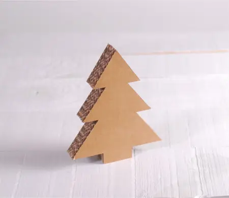 Albero di Natale in cartone per le decorazioni