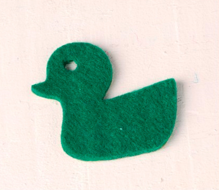 Simpatica decorazione in feltro a forma di paperella per i regali Simpatica decorazione in feltro a forma di paperella per i regali