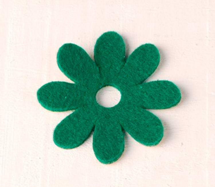 Margarita de fieltro para decorar regalos originales Margarita de fieltro para decorar regalos originales