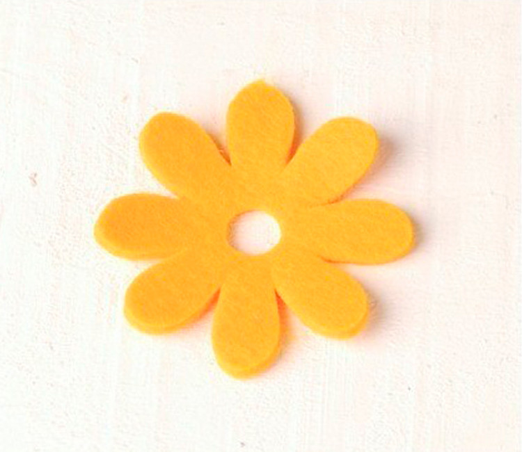 Margarita de fieltro para decorar regalos originales Margarita de fieltro para decorar regalos originales