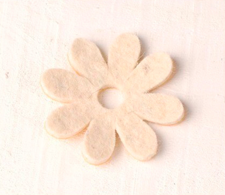 Gänseblümchen aus Filz zum Dekorieren von originellen Geschenken Gänseblümchen aus Filz zum Dekorieren von originellen Geschenken