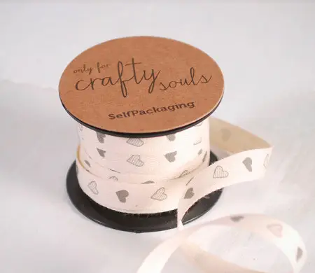 Cinta de regalo con corazones impresas