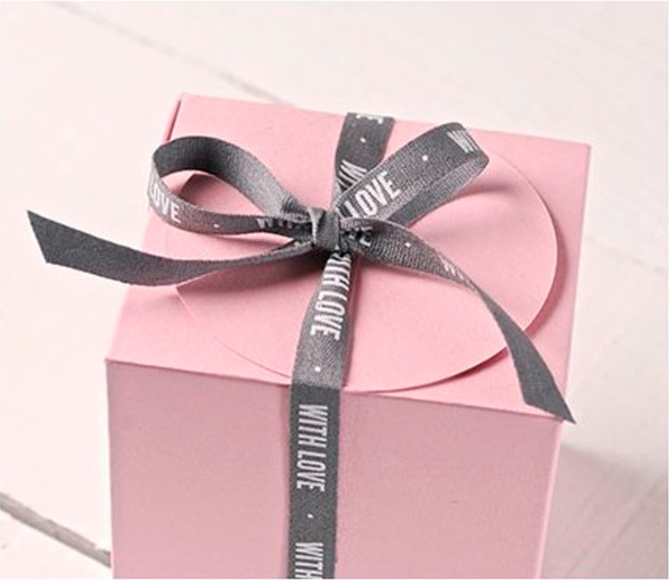 Ruban cadeau “With love” pour cadeaux plein d'amour