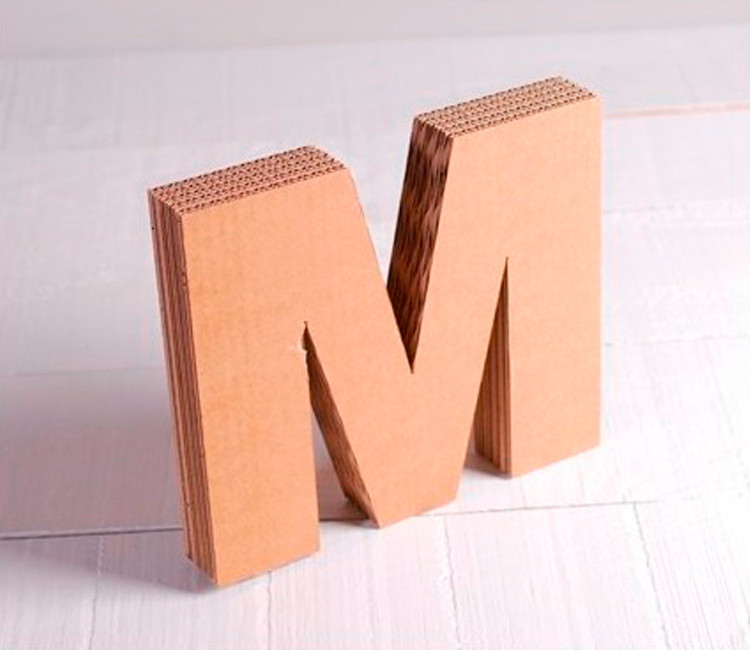 Lettres majuscules en carton décoratives Lettres majuscules en carton décoratives