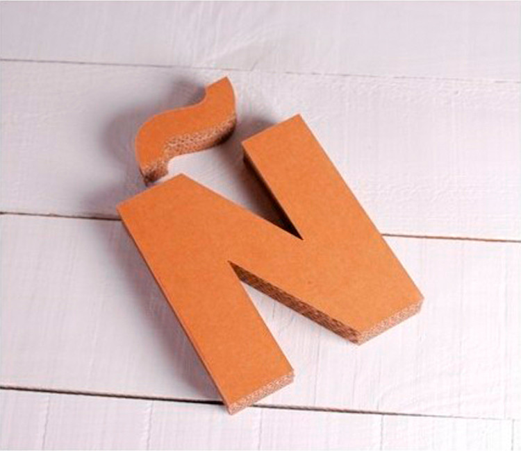 Lettres majuscules en carton décoratives Lettres majuscules en carton décoratives