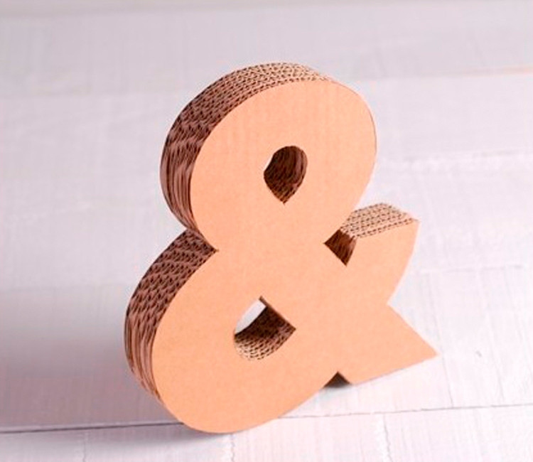 Lettres majuscules en carton décoratives Lettres majuscules en carton décoratives