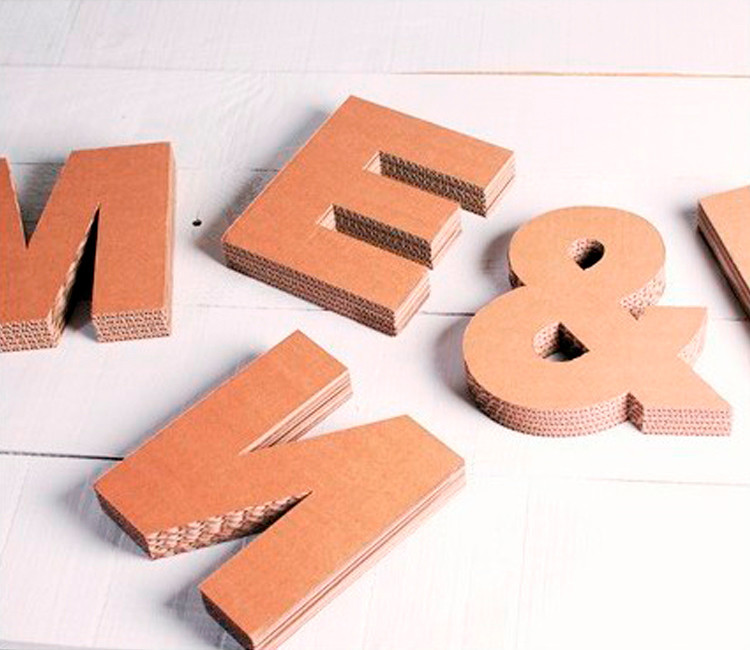 Lettres majuscules en carton décoratives Lettres majuscules en carton décoratives