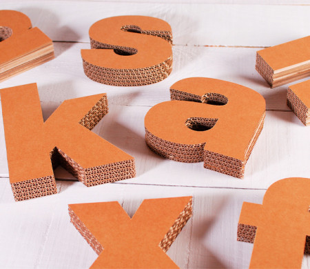 Lettere minuscole in cartone per le decorazioni