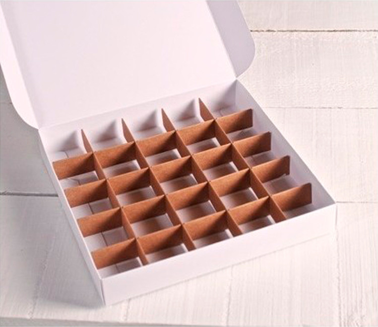 Divisore per bonbon, da collocare nelle rispettive scatole Divisore per bonbon, da collocare nelle rispettive scatole
