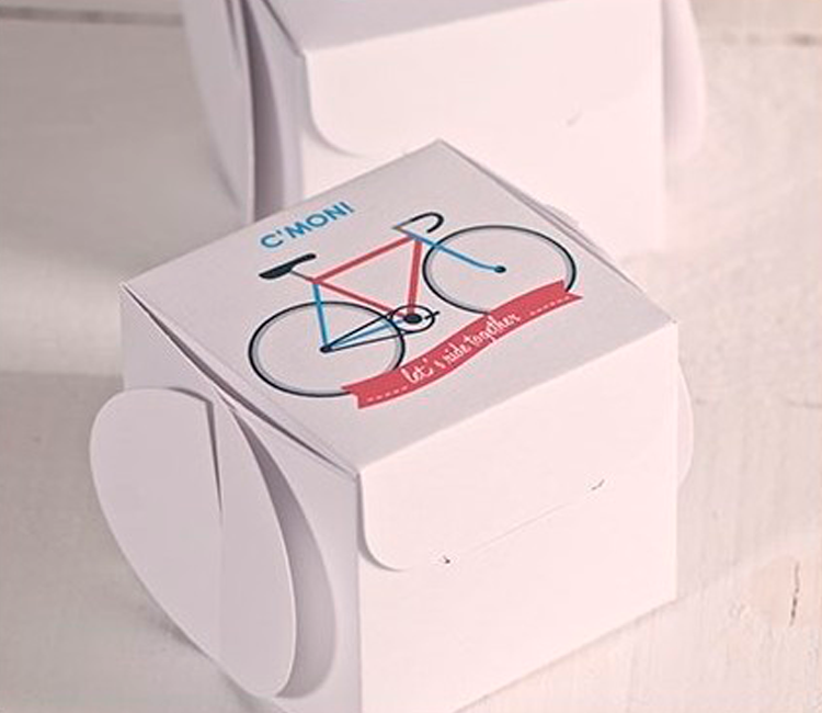 Boîte imprimée pour cadeaux. C'mon!