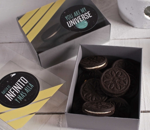 Caja para dulces decorada con "Universo"