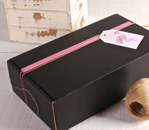 Box decorated in pink and white with flamenco