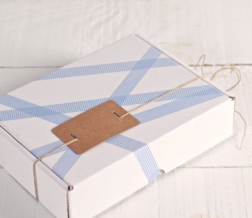 Caja blanca decorada con washi tape de cuadrados azules