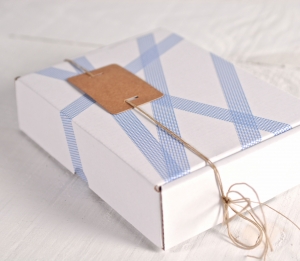 Caja blanca decorada con washi tape de cuadrados azules