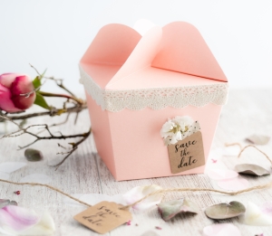 Geschenkbox mit Blumenverschluss