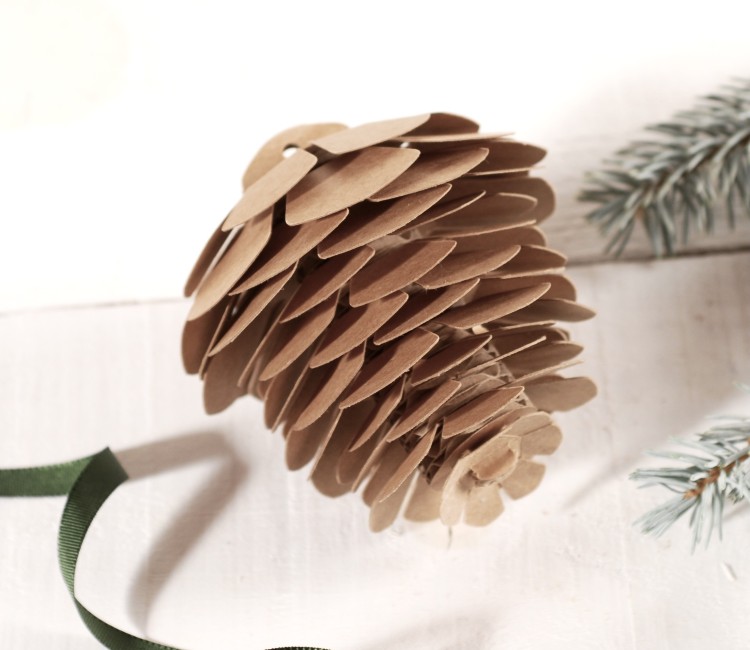 Ananas décoratif en carton