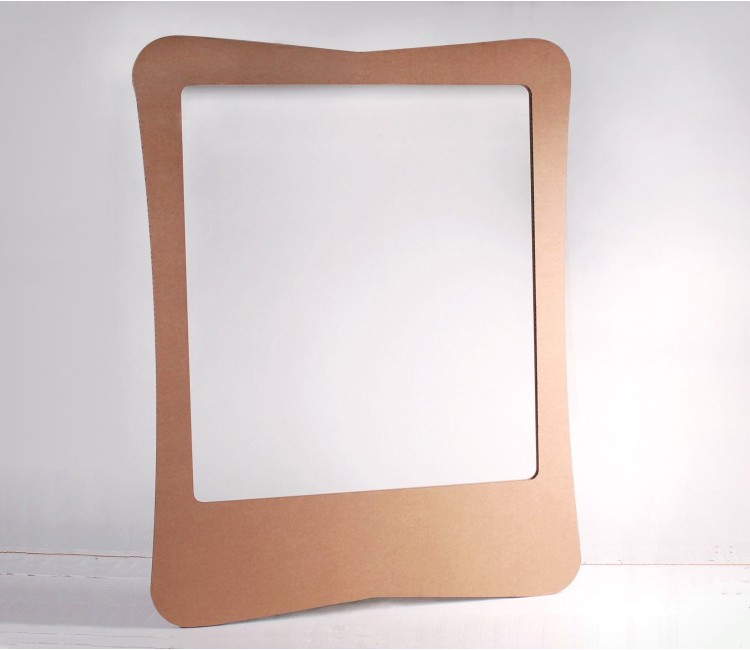 Photo booth en carton avec déguisements