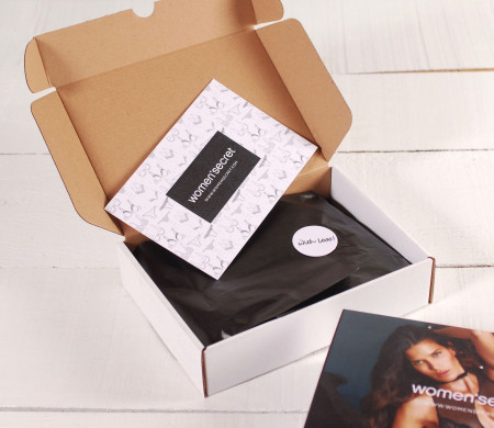 Boîte avec bande personnalisée pour lingerie