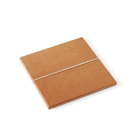Caja para fotógrafos en cartulina kraft y cierre con gomilla blanca.