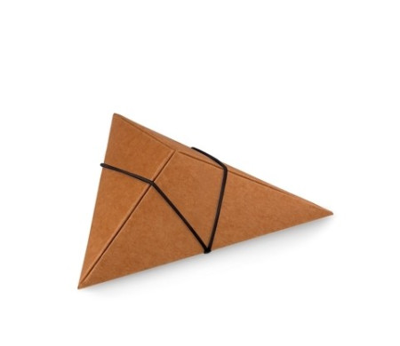 Caja triangular de cartón para regalo joyería, bodas. Color kraft. Cierre con goma negra. Pack 50 unidades