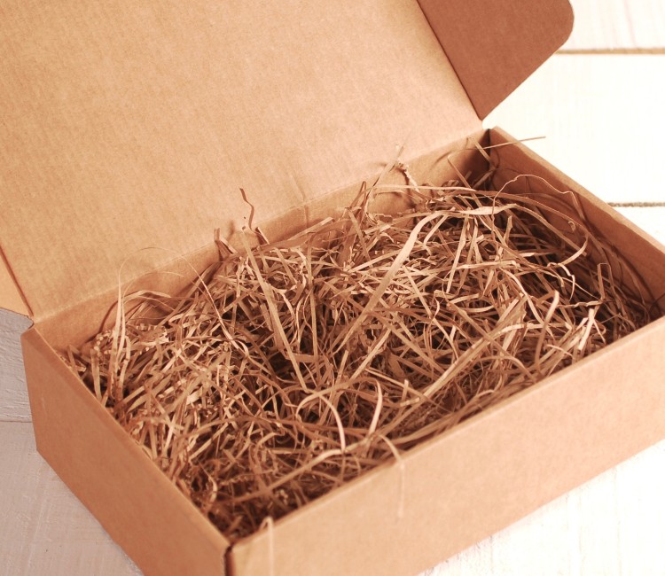 Papierschnipsel als Füllung von Kartons Papierschnipsel als Füllung von Kartons