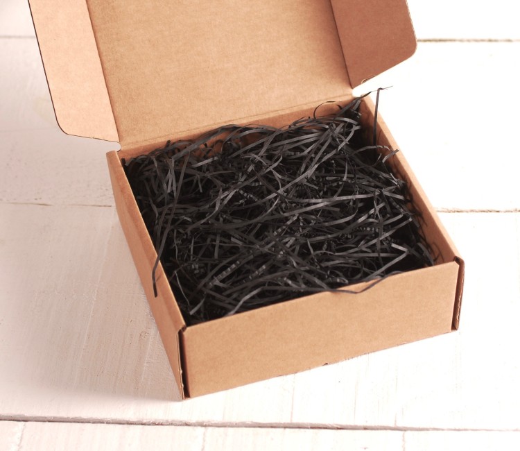 Papierschnipsel als Füllung von Kartons Papierschnipsel als Füllung von Kartons